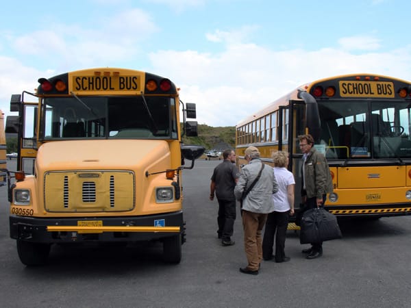 Schulbusse müssen aushelfen, um die Passagiere auf Kodiak zum Flugfeld zu bringen. Kreuzflüge erfordern manchmal logistisches Improvisationstalent.