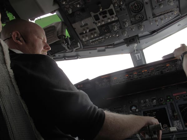 Flugkapitän Gregor Schweizer senkt die Boeing zum Landeanflug.