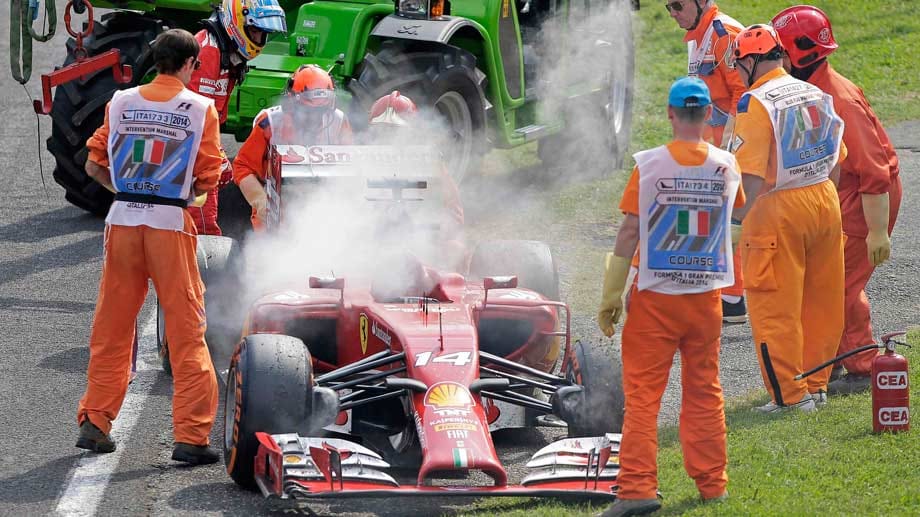 In Italien erleben die Tifosi den Tiefpunkt einer schlimmen Saison: Fernando Alonso scheidet vorzeitig aus. Lewis Hamilton feiert den ersten von fünf Siegen in Serie.