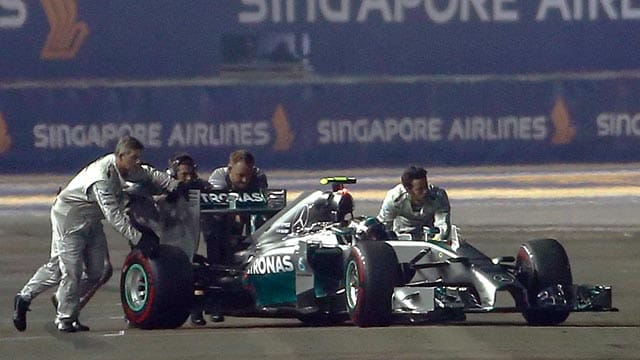 Während Hamilton gewinnt, läuft bei Rosberg (im Bild) nichts zusammen. Kurz vor dem Start streikt die Elektronik des Lenkrades an seinem Silberpfeil. Er startet zwar noch aus der Boxengasse, muss aber wenig später kapitulieren. Bei Twitter wird über Sabotage spekuliert, wenig später stellt sich heraus, dass ein Wartungsmittel einen Kurzschluss verursacht hatte. "Es war mein schlimmster Tag", sagt Rosberg.