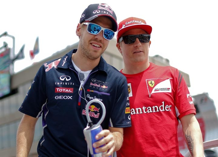 Am 20.11.2014 gibt Ferrari nach einer langen Hängepartie bekannt, dass Vettel Fernando Alonso als Fahrer ersetzt. Zusammen mit Kimi Räikkönen (re.) bildet der Deutsche künftig das Pilotenduo.