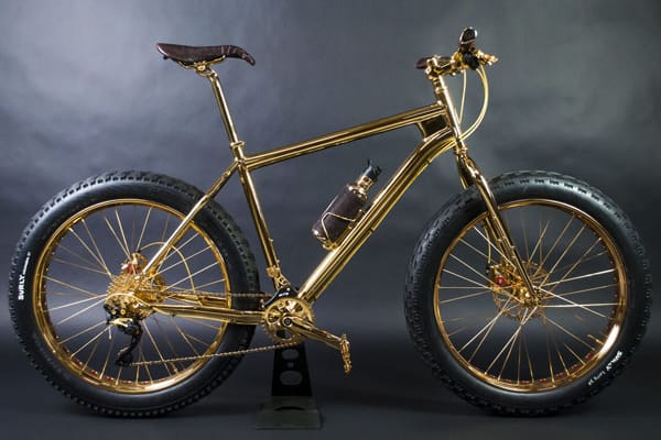 Wer eines der 13 goldenen Fat Bikes von The House of Solid Gold erstehen möchte, sollte etwa 400.000 Euro einkalkulieren. Dafür cruisen Sie dann auf einem mit Diamanten und Saphiren verzierten 24-Karat-Fahrrad.