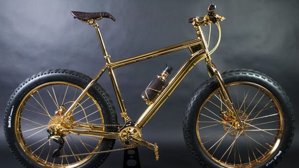 Wer eines der 13 goldenen Fat Bikes von The House of Solid Gold erstehen möchte, sollte etwa 400.000 Euro einkalkulieren. Dafür cruisen Sie dann auf einem mit Diamanten und Saphiren verzierten 24-Karat-Fahrrad.