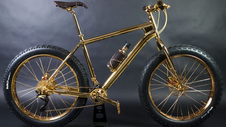 Wer eines der 13 goldenen Fat Bikes von The House of Solid Gold erstehen möchte, sollte etwa 400.000 Euro einkalkulieren. Dafür cruisen Sie dann auf einem mit Diamanten und Saphiren verzierten 24-Karat-Fahrrad.