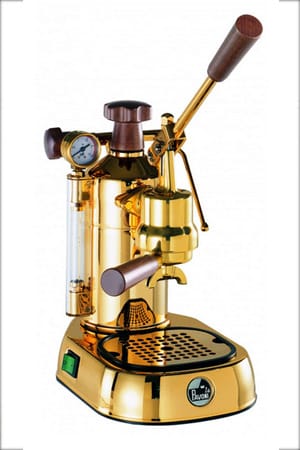 Kaffeevergnügen aus purem Gold: Mit der italienischen Kaffeemaschine von La Pavoni bereiten Sie professionell einen cremigen Espresso (Kostenpunkt: 1374 Euro).