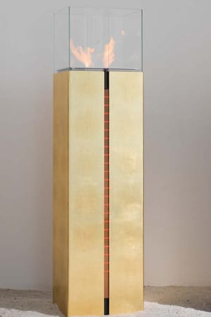 Goldene Stunden verbringen Sie an dem vergoldeten Kamin von Wodtke Design (für 5890 Euro).