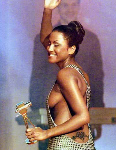 Bei ihrer Auszeichnung mit der Goldenen Kamera im Februar 2000 gewährte sie tiefe Einblicke.