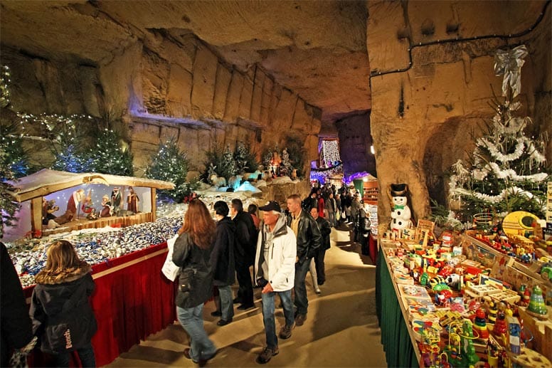 Im niederländischen Valkenburg sind in den Grotten: Fluweelengrot und Gemeentegrot zwei Höhlen-Weihnachtsmärkte untergebracht.