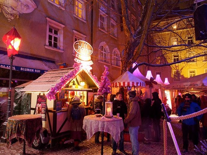 Auf dem Münchner Stephansplatz findet zum zehnten Mal in Folge der schwul-lesbische Weihnachtsmarkt "Pink Christmas" statt.