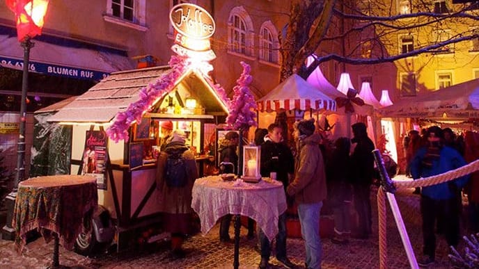 Auf dem Münchner Stephansplatz findet zum zehnten Mal in Folge der schwul-lesbische Weihnachtsmarkt "Pink Christmas" statt.