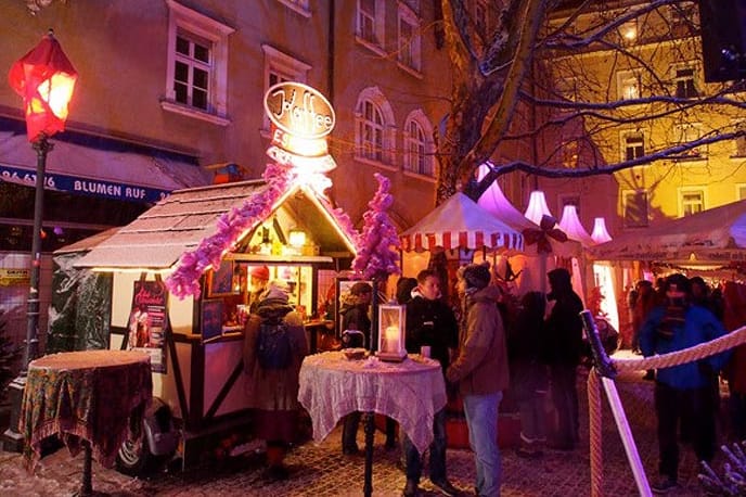 Auf dem Münchner Stephansplatz findet zum zehnten Mal in Folge der schwul-lesbische Weihnachtsmarkt "Pink Christmas" statt.