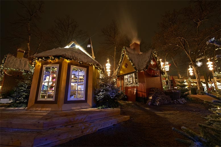 Der berühmte Freizeitpark Tivoli in Kopenhagen verwandelt sich zur Weihnachtszeit in ein Winterwunderland.