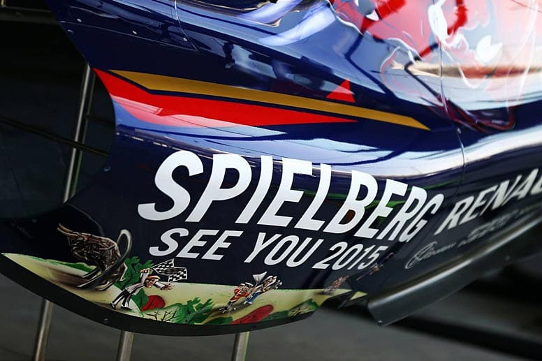 Toro Rosso bestreitet den letzten Grand Prix 2014 mit einer Sonderlackierung. Damit weist das Team auf das Red-Bull-Heimrennen in Österreich hin.