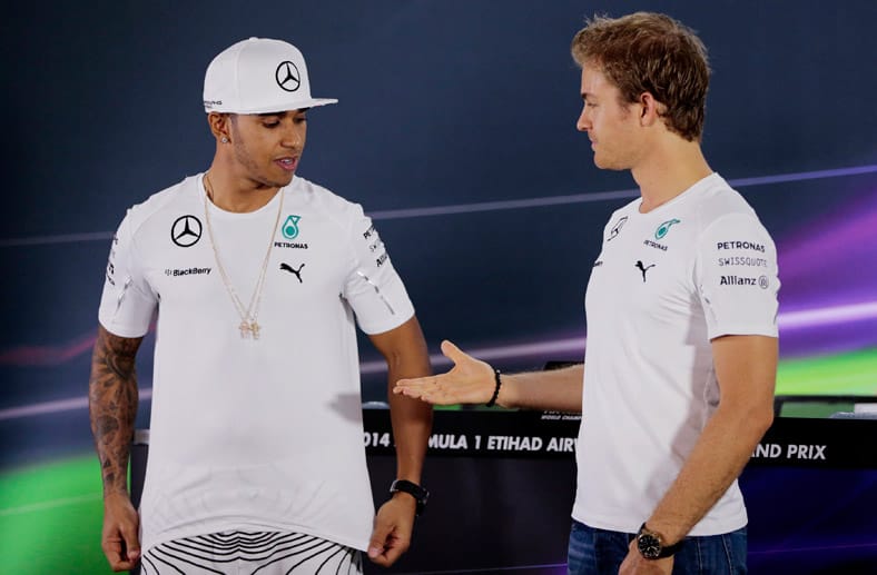 Vor der ersten Pressekonferenz in Abu Dhabi, der letzten Schlacht im "Krieg der Sterne", bietet Nico Rosberg (re.) Lewis Hamilton die Hand an. Der Engländer schlägt auch ein.
