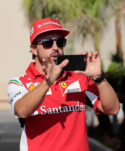 Für Fernando Alonso bedeutet das, dass er noch letzte Abschiedsfotos bei der Scuderia schießen kann.