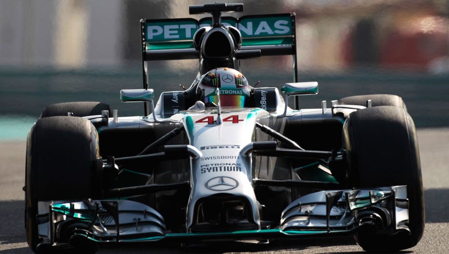 Lewis Hamilton ist nicht nur der WM-Führende, sondern auch der schnellste Mann im ersten Training.