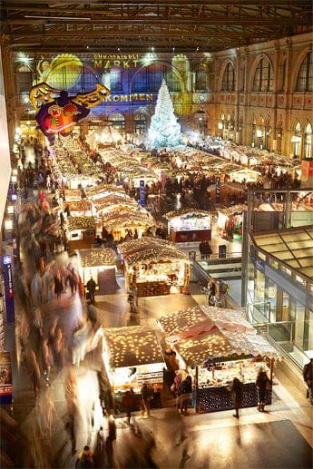 In der Wannerhalle des Züricher Hauptbahnhofs sorgt der Zürcher Christkindlimarkt für vorweihnachtliche Stimmung.