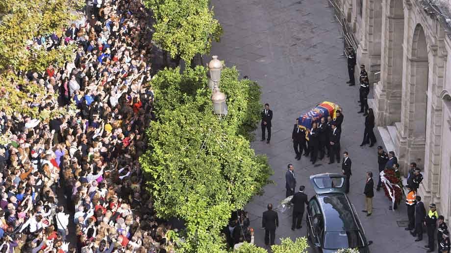 Hunderte Menschen säumten die Straßen, als ihr Sarg vom Rathaus in die Kathedrale von Sevilla überführt wurde.