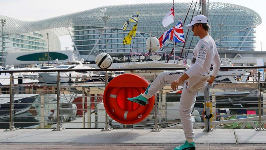 Zwischendurch entspannt sich Rosberg mit der Kugel am Fuß.