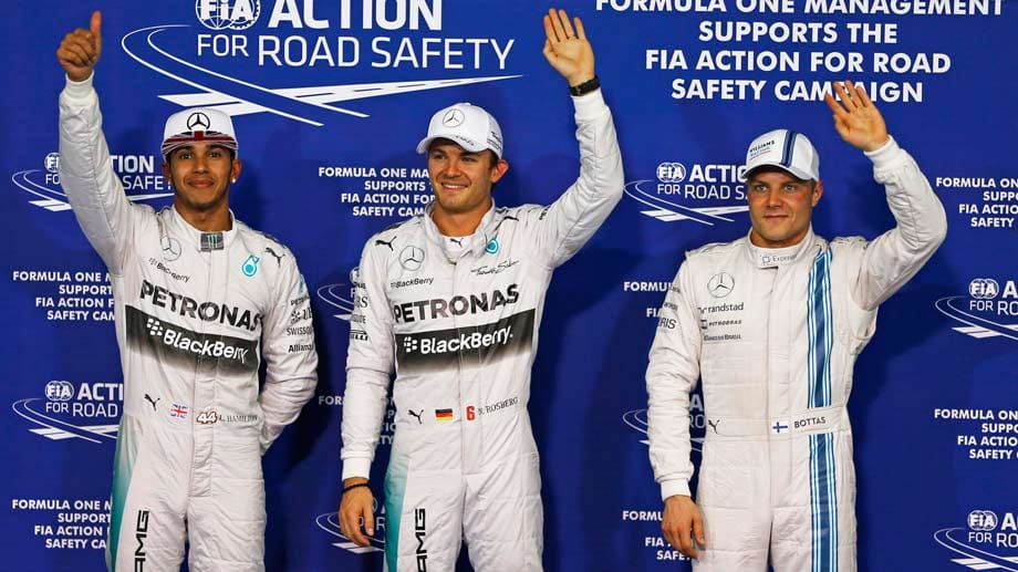 Lewis Hamilton (li.) wird von Rosberg zwar deutlich geschlagen, ihm reicht aber ein Zweiter Platz im Rennen, um Weltmeister zu werden.