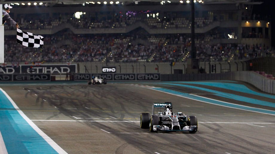 Lewis Hamilton fährt den Sieg am Ende souverän nach Hause.