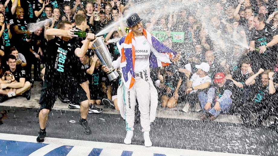 Das Mercedes-Team feiert seinen Weltmeister.