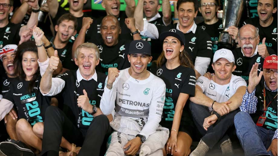 Nico Rosberg (2.v.re) zeigt Größe und lächelt sogar beim Teamfoto.