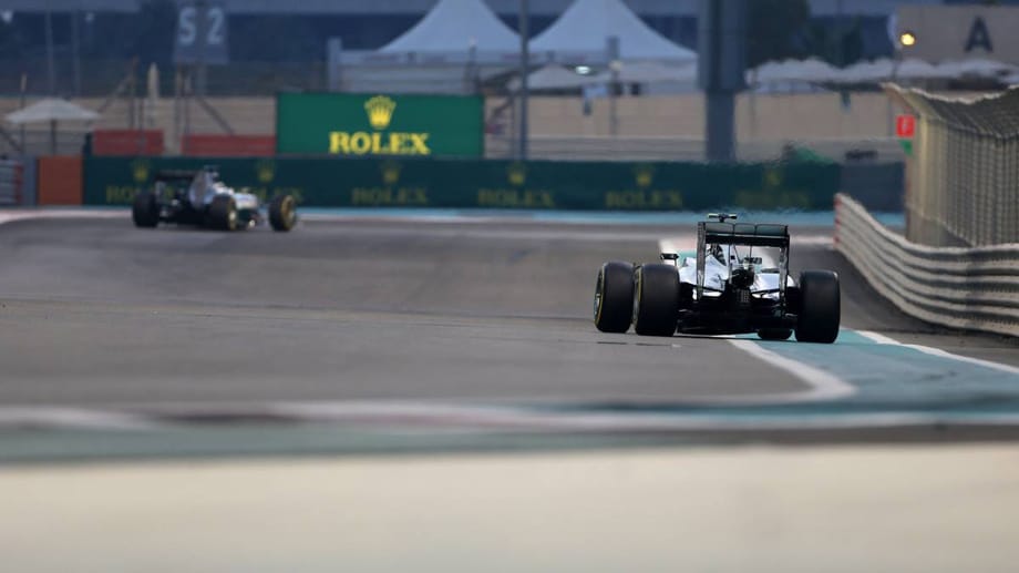 Wenig später verliert der Silberpfeil Rosbergs (re.) an Leistung. Hamilton zieht davon.