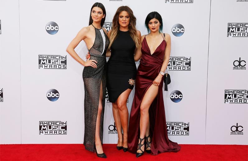 Die Kardashian-Schwestern Kendall Jenner, Khloe Kardashian und Kylie Jenner (v. li.) setzten Busen und Beine gekonnt in Szene.