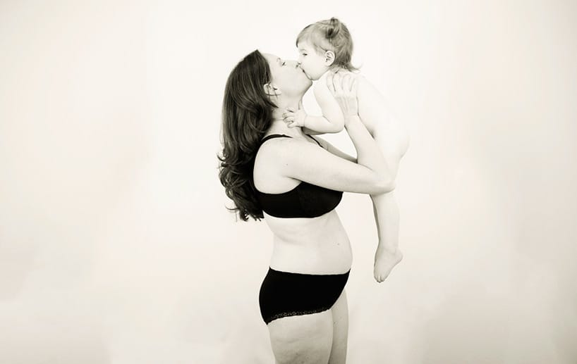 Amanda Katzer ist in der 14. Woche schwanger. Ihre zweijährige Tochter Rhyatt liebkost sie mit einem innigen Kuss. Sie erzählt, dass sie sich mit ihrem Körper noch immer unwohl fühlt, und hofft, durch die Fotos einen ersten Schritt macht, sich selbst zu lieben.
