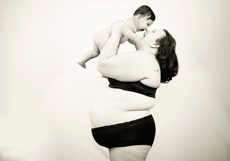 Brett Castro knuddelt ihre Tochter Blanca. Sie ist wieder schwanger und erwartet bald Baby Nummer zwei.