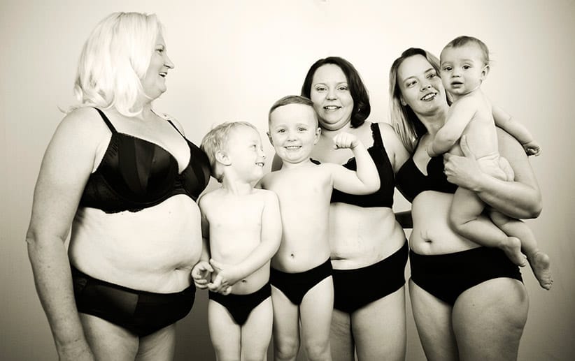 Sally Matthews mit ihren Töchtern Sarah-Jane Hinton und Jessica Harbron sowie den Enkelsöhnen Beau (3), Harrison (2) und Miller (9 Monate). Sally hat insgesamt acht Kinder.