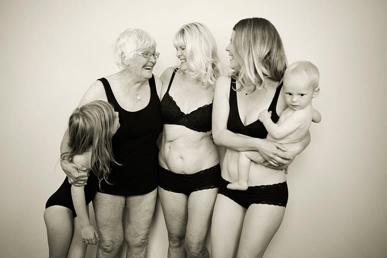 Kylie Teloar (2. v.r.) mit ihrer Mutter Juli-Ann Brown, ihrer Großmutter Shirley Rose und ihren Kindern Bethany (9) und Angus (15 Monate). Shirley Rose hat sechs Kinder, 21 Enkel und 19 Urenkel.