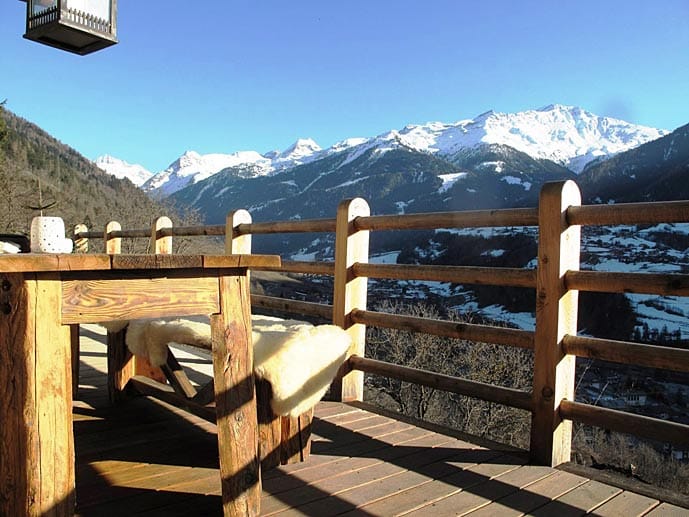 "Chalet Verbier", Verbier, Schweiz: Dieses Chalet bietet von gleich mehreren Zimmern aus eine beeindruckende 180 Grad-Aussicht auf das Bergpanorama der Schweizer Alpen. Abends kann in der Sauna oder vor dem Kamin entspannt werden.