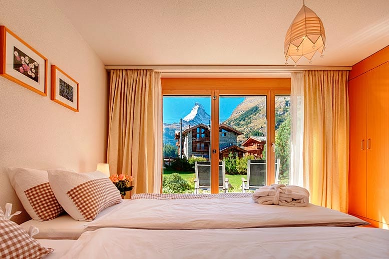 "Haus Alpine", Zermatt, Schweiz: Diese Ferienunterkunft bietet auf mehr als 100 Quadratmeter Platz für sechs Personen. Gleich von mehreren Zimmern aus lockt der Blick auf das Matterhorn.
