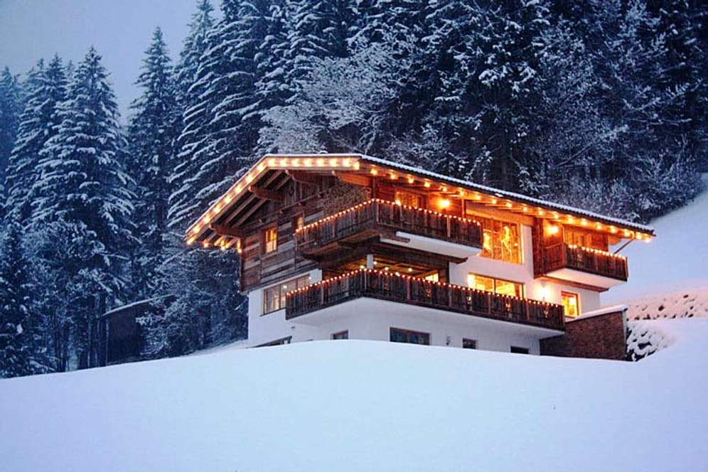Das "Alpine Ski Chalet" in Tirol (Österreich) ist aufgrund der abgeschiedenen Lage für Ruhesuchende ideal. Für Wohlfühlmomente sorgt zudem der hauseigene Wellness-Bereich.