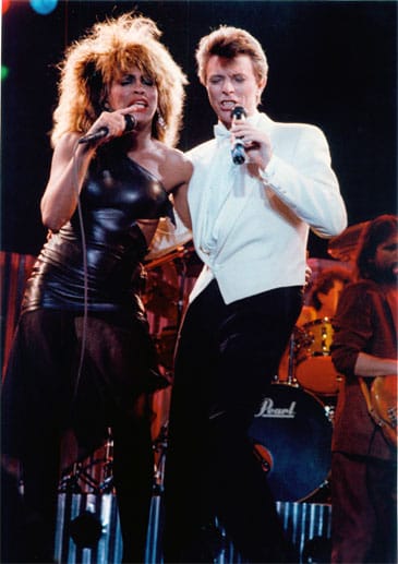 Mit einem Schuldenberg am Hals begann die Mutter zweier Söhne von vorn. Und sie schaffte eine der großartigsten Solokarrieren. Tina war 45, als sie 1984 mit ihrem Album "Private Dancer" vier Grammys gewann. Auf der Bühne stand sie mit den Größten des Pop-Business', wie hier 1985 mit David Bowie.