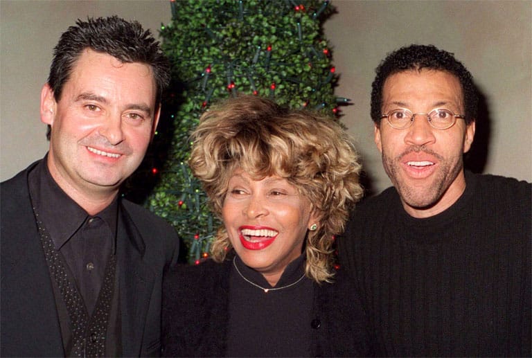Tina Turner feiert am 26 November 1999 gemeinsam mit ihrem Lebensgefährten Erwin Bach (li.) und Lionel Richie ihren 59. Geburtstag.