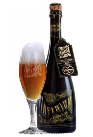 Das bernsteinfarbende Champagnerbier "Infinium" ist eine Gemeinschaftsproduktion von Weihenstephan und der berühmten amerikanischen Craft Beer-Brauerei Samuel Adams. Das außergewöhnliche Bier mit 10,5 Prozent Alkohol kostet rund 21 Euro in der 0,75l-Flasche.