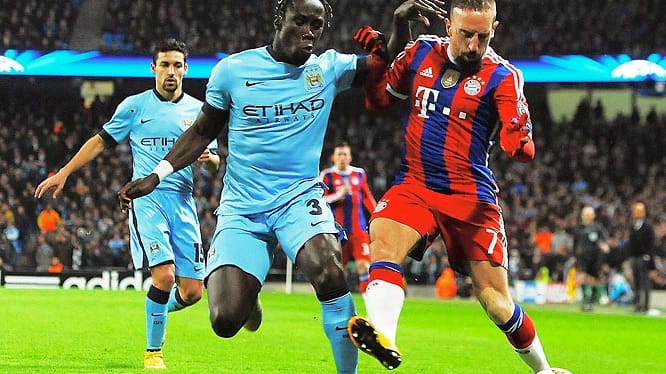 Aber Bacary Sagna (li.) und Manchester City halten dagegen und verhindern größere Möglichkeiten von Franck Ribéry und Co.