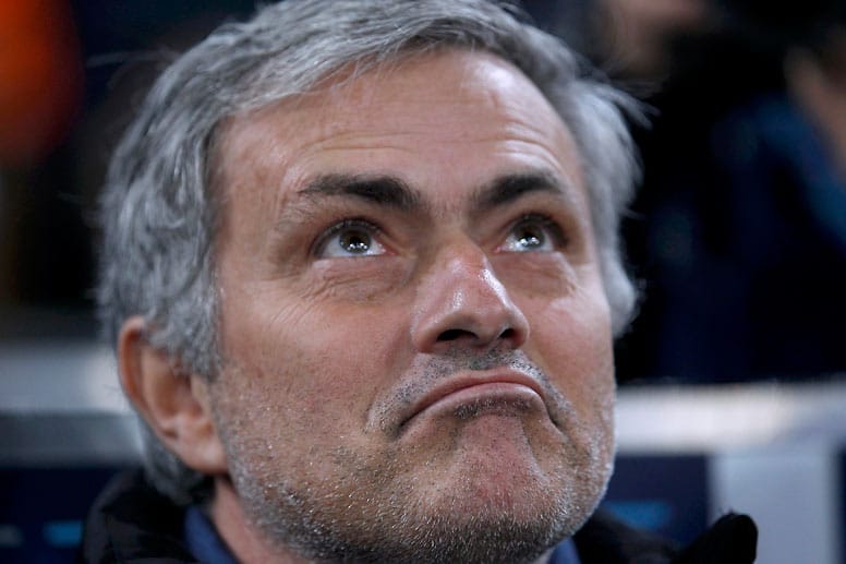 Das Spiel hat kaum begonnen und schon führt das eigene Team? Da macht dem Blues-Coach Jose Mourinho der Blick auf die Anzeigetafel sichtlich Spaß.