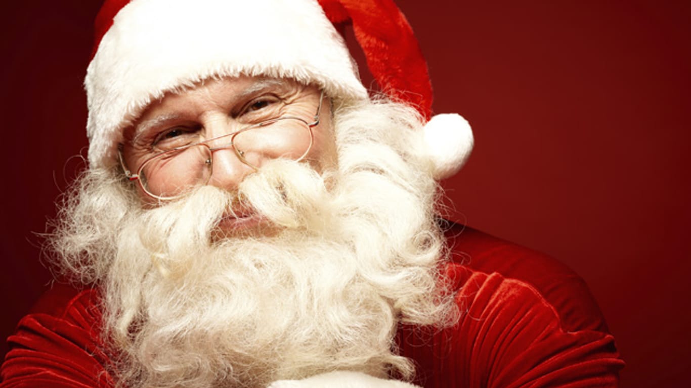 Der Weihnachtsmann gekleidet in rot-weiß und mit Rauschebart - so kennen ihn alle
