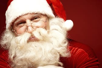 Der Weihnachtsmann gekleidet in rot-weiß und mit Rauschebart - so kennen ihn alle