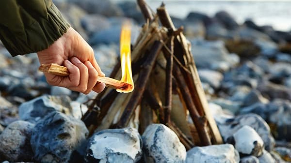 Ohne Zunder gibt’s kein Feuer. Man kann es unterwegs sammeln und in der Hosentasche trocknen lassen. Oder man bestellt hervorragend brennbares Zunderholz etwa bei Light my fire und packt es gut geschützt in den Rucksack. ( Light my fire Tindersticks, ca. drei Euro)