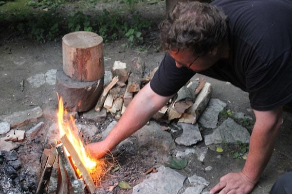 Wenn's Feuer brennt, wird alles gut. Die Kursteilnehmer der Natur- und Wildnisschule Teutoburger Wald lernen, in allen Situationen fernab der Zivilisation ein Lagerfeuer zu entfachen.