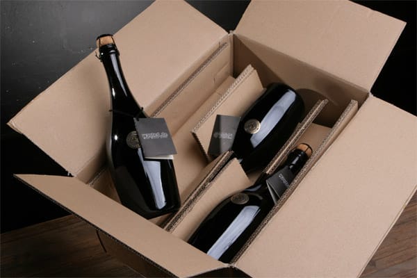 Darauf dürfen sich unsere Gewinner freuen: Wir verschicken 25 Kisten mit je sechs Flaschen im bruchsicheren Champagner-Karton. Liegend natürlich, damit der Korken nicht austrocknet. So sollten Sie die Flaschen auch lagern.