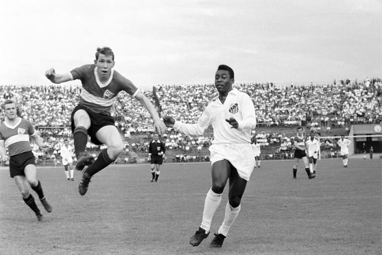 Edson Arantes do Nascimento, besser bekannt als: Pelé (re.). Als 15-Jähriger kommt der Brasilianer zum FC Santos und sofort wird sein Talent erkannt: "Dieser Bub wird eines Tages der größte Fußballspieler der Welt", sagt sein Förderer Waldemar de Brito vor dessen erstem Profi-Auftritt. In 638 Einsätzen für Santos erzielt der Wunderstürmer 619 Tore, wird sechs Mal brasilianischer Meister und holt 1962 sowie 1963 den Weltpokal.