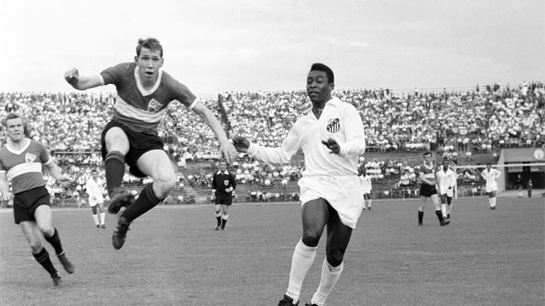 Edson Arantes do Nascimento, besser bekannt als: Pelé (re.). Als 15-Jähriger kommt der Brasilianer zum FC Santos und sofort wird sein Talent erkannt: "Dieser Bub wird eines Tages der größte Fußballspieler der Welt", sagt sein Förderer Waldemar de Brito vor dessen erstem Profi-Auftritt. In 638 Einsätzen für Santos erzielt der Wunderstürmer 619 Tore, wird sechs Mal brasilianischer Meister und holt 1962 sowie 1963 den Weltpokal.