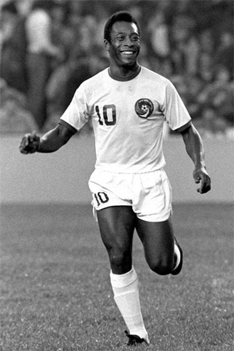 1974 hängt Pelé seine Fußballschuhe eigentlich an den Nagel. Doch Finanznöte zwingen ihn zum Comeback. Ein Jahr nach seinem Rücktritt heuert der 34-Jährige bei New York Cosmos an und spielt noch zwei Jahre weiter, zuletzt gemeinsam mit Franz Beckenbauer. Nach dem Gewinn der US-Meisterschaft 1977 ist dann endgültig Schluss.
