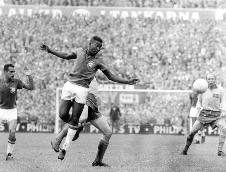 Mit nur 16 Jahren gibt Pelé sein Debüt in der brasilianischen Nationalmannschaft, trifft direkt in seinem ersten Länderspiel und wird so der jüngste Torschütze der Selecao. Ein Jahr nach diesem Einstand nach Maß nimmt er an der WM in Schweden teil. In der legendären Offensive mit Garrincha, Vava und Mario Zagallo sticht Pelé mit seinem leichtfüßigen und treffsicheren Spiel noch hervor und begeistert den gesamten Zuckerhut. Am Ende stehen sechs Tore in vier Spielen - und der erste WM-Titel Brasiliens.